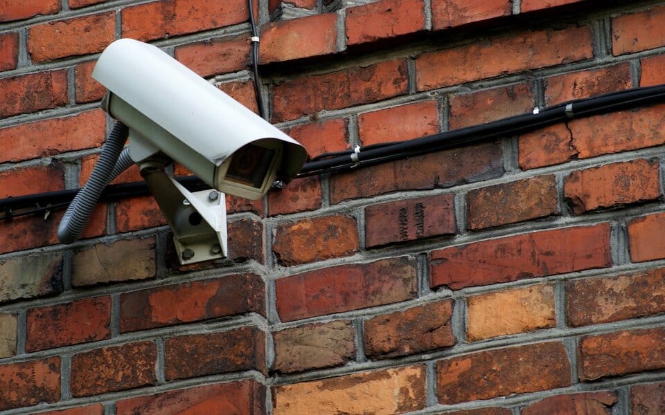 een beveiligingscamera die alles rondom het huis in de gaten houdt.